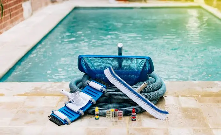 Pool Cleaning and pool Maintenance